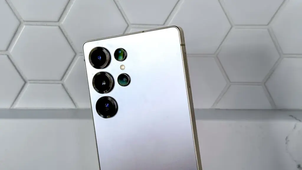 Samsung S26 Ultra Faces User Backlash Over Display and Charging Issues