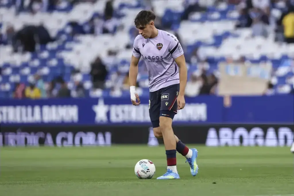Real Madrid make initial contact for Levante striker Carlos Espi